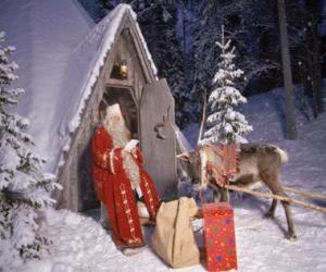 пазл Санта у дверей своего дома с оленями и подарки